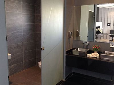Skal du have installeret et badeværelse, men har du kun få kvadratmeter at arbejde med?